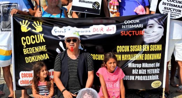 Tatilcilerden çocuk istismarına siyah eldivenli protesto