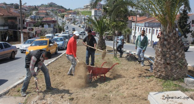 Urla Belediyesi park Bahçe ekipleri yaz hazırlıklarına devam ediyor