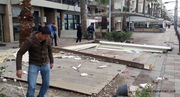  Zabıta ekipleri yönetmeliğe aykırı tenteleri tek tek söktü.
