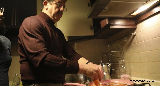 Zeybekci, öğrenci evinde menemen yaptı